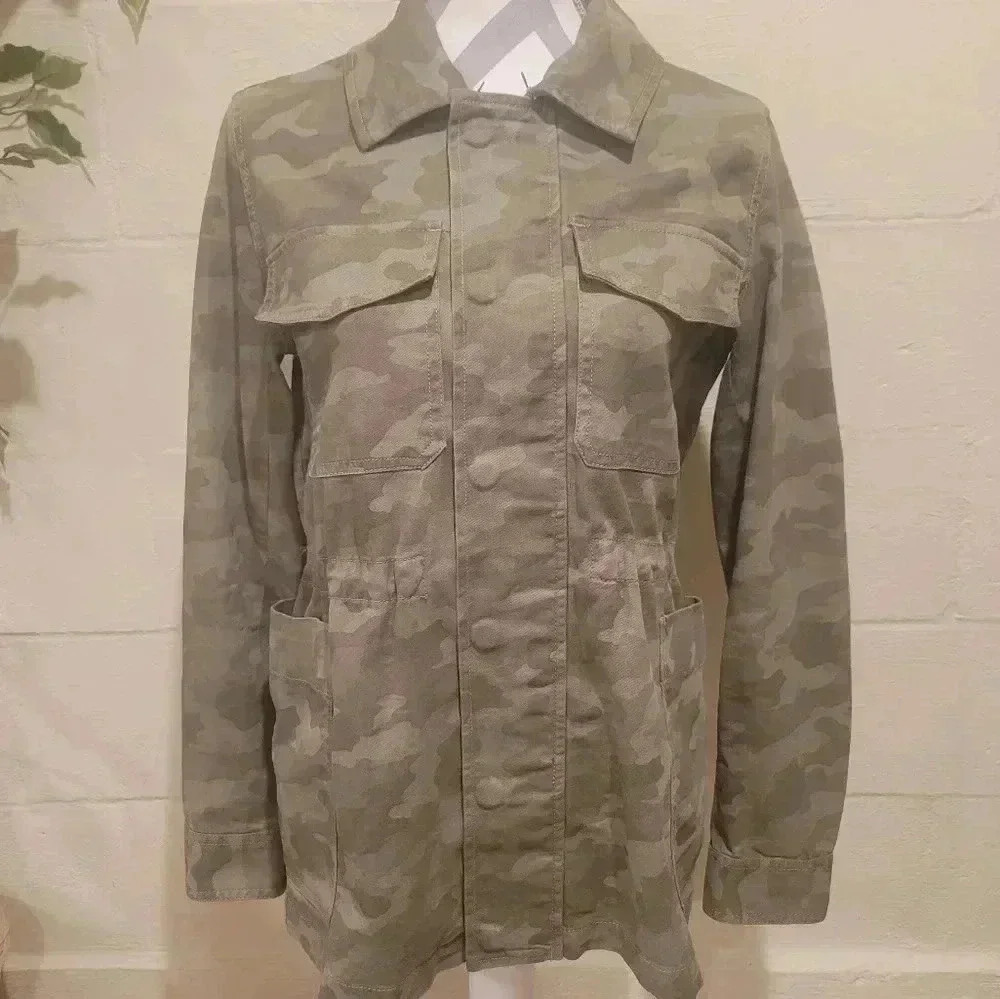 Caslon Camouflage Utility Jacket Snap Closure Size SMALL Pockets Cinch Waist.
